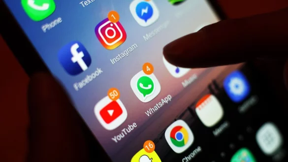 Vernetzt: Viele Handys werden von ihren Nutzern mit Apps von Diensten wie Facebook, Instagram, WhatsApp & Co. ausgestattet. - &copy; dpa
