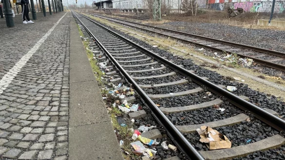 Im Gleisbett liegt zum Zeitpunkt der Aufnahme dieses Fotos allerlei Verpackungsmüll. Einige Tage später hat sich das Bild nur teilweise verbessert. - © Jana Beckmann