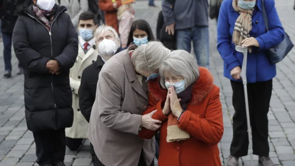 Messe in Prag - &copy; Foto: Petr David Josek/AP/dpa