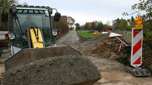 Letzte Arbeiten: die Bauarbeiten am Denkmalweg in Hummerbruch sollen bis Ende Oktober fertig sein. Weitere Stra&szlig;en stehen auf der Priorit&auml;tenliste der Gemeinde Extertal. - &copy; Sylvia Frevert
