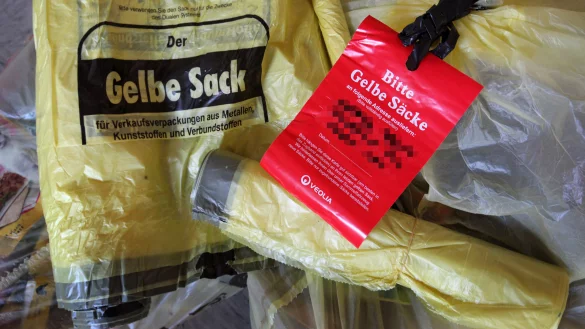 Nachschub: Wer eine neue Rolle von den Gelben S&auml;cken m&ouml;chte, muss den roten Zettel vorweisen k&ouml;nnen. Allerdings ist dieser nicht in allen Rollen mitverteilt worden. - &copy; Bernhard Preu&szlig;