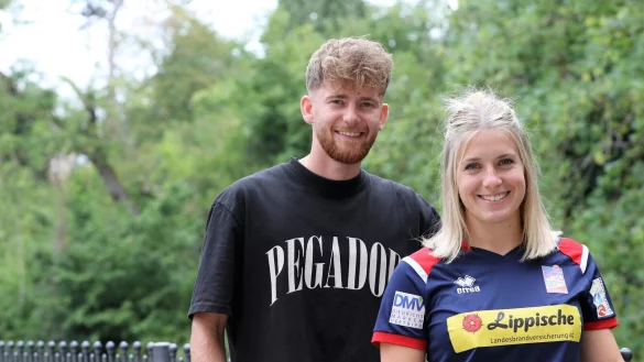 Maurice Malak geht mit dem Fu&szlig;ball-Landesligisten Post-TSV Detmold auf Torejagd, seine Freundin Alexia Hauf f&uuml;r den Handball-Bundesligisten HSG Blomberg-Lippe. - &copy; Oliver K&ouml;nig