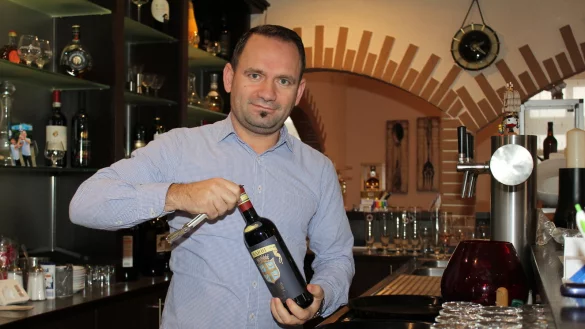 Dritan &bdquo;Adriano" Jaku will seine G&auml;ste kulinarisch verw&ouml;hnen. Fallen seine K&ouml;che einmal aus, k&ouml;nne er die Gerichte auch selbst zubereiten, wie er sagt. - &copy; Sandra Castrup