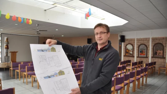 Arthur Rempel ist im Jahr 1975 als Kind mit seiner Familie nach Bechterdissen gezogen. Er zeigt Pl&auml;ne f&uuml;r einen Umbau der Mennonitenkirche. - &copy; Karin Prignitz