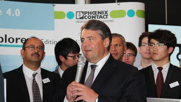Zu Gast bei Phoenix Contact: Vize-Kanzler Sigmar Gabriel besucht auf der Hannover Messe den Hauptstand der Blomberger Firma. - © Thomas Reineke