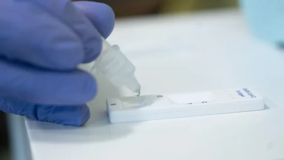 Corona-Test - &copy; Foto: Bernd Wei&szlig;brod/dpa