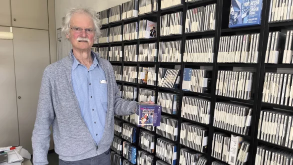 Werner Dabringhaus steht vor dem Regal, das je ein Exemplar s&auml;mtlicher CD-Einspielungen enth&auml;lt, die sein Unternehmen bisher herausgebracht hat. - &copy; Dieter Asbrock