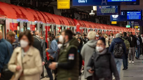 S-Bahn - &copy; Foto: Peter Kneffel/dpa