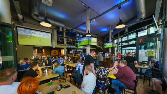 Rund 100 G&auml;ste fiebern in der "Three Sixty Sportsbar" am Boulevard in Bielefeld mit den Arminen auf dem Platz. Die Bar liegt ganz in der N&auml;he des Bahnhofs. - &copy; Andreas Zobe
