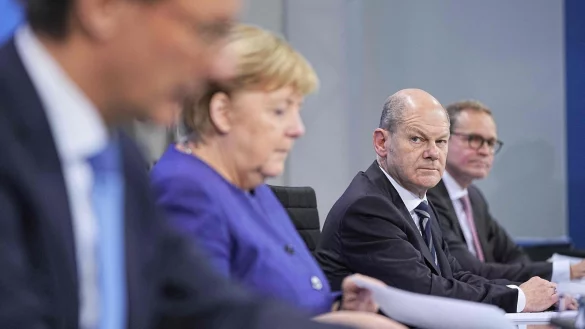 Olaf Scholz ger&auml;t unter Druck. Wird es zeitnah einen weiteren Bund-L&auml;nder-Gipfel geben unter der F&uuml;hrung von Angela Merkel? - &copy; AFP