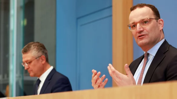 Stochern im Nebel? RKI-Chef Lothar Wieler (l.) und Bundesgesundheitsminister Jens Spahn sprechen zur Corona-Lage. - &copy; REUTERS