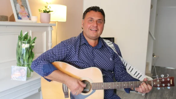 Sobald er zur Gitarre greift, ist Schlager-Sänger Michael Larsen ganz in seinem Element. - © Sandra Castrup