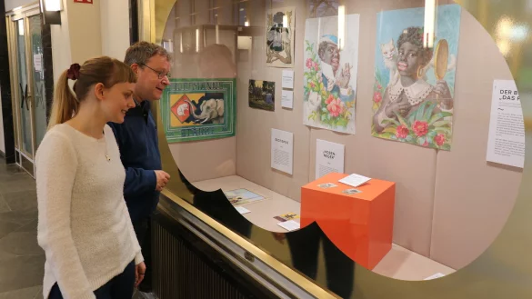 Pia Gillner und Arnold Beuke schauen sich eines der umgestalteten Schaufenster in der Wandelhalle an. - &copy; Alexandra Schaller