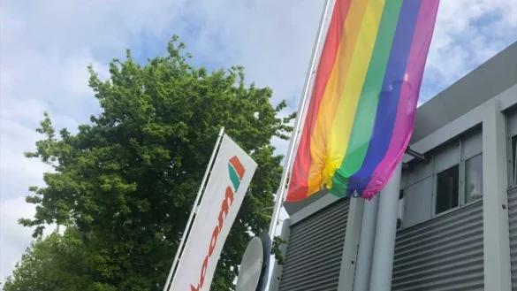 Diese Regenbogenflagge soll in Brand geraten sein. Nun ermittelt der Staatsschutz. - © Instagram