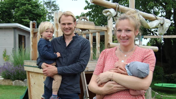 Wieder zuhause: Die gl&uuml;cklichen Eltern Saskia und Alexander Kirsch mit ihrem Sohn Linus (links) und der neugeborenen Jule. - &copy; Nadine Uphoff