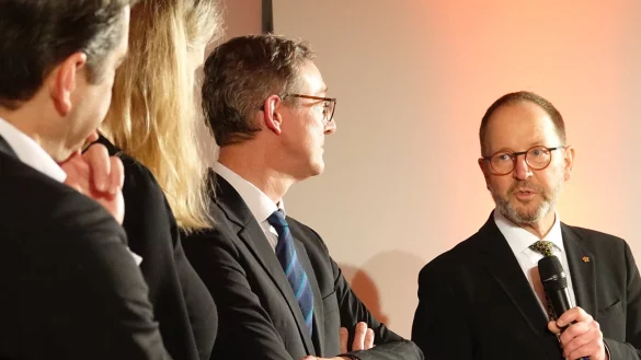 Gastgeber und Landesverbands-Chef J&ouml;rg D&uuml;ning-Gast (rechts) im Gespr&auml;ch mit seinen G&auml;sten Andreas Trotz, Kirsten Uttendorf und Dr. Michael Zelle. - &copy; Axel B&uuml;rger