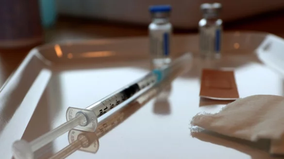 Spritze und Impfstoff - &copy; Foto: Karl-Josef Hildenbrand/dpa