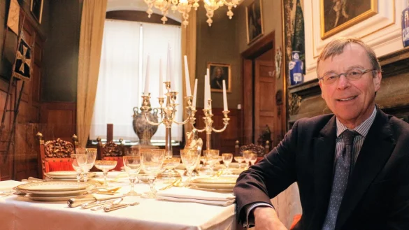 Stephan Prinz zur Lippe nimmt an der festlich geschm&uuml;ckten Tafel Platz. Die F&uuml;rstenfamilie speist zum Weihnachtsfest &auml;hnlich feierlich wie im Jahr 1907. - &copy; Janet K&ouml;nig