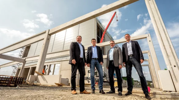 Heute wird Richtfest gefeiert: (von links) Jörg Söhngen, Jens Hagelüken, Wolfgang Pohl und Christian Claes bauen im Industriepark ihre neue Produktionsstätte - © Torben Gocke