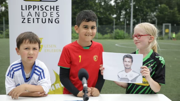 Devin Can, Kaan und Mia (von links) sind schon richtige Fu&szlig;ballexperten - genau wie der Rest der Blomberger Mini-Kicker.&nbsp; - &copy; Screenshot: Jannik Stodiek