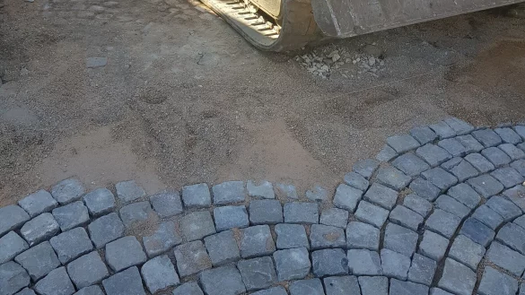 In der Mühlenstraße wird historisches Kopfsteinpflaster verlegt. - © Gemeinde Schlangen