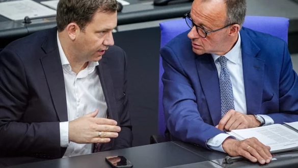 Kanzler Friedrich Merz (CDU, r.) und sein Vize Lars Klingbeil (SPD): Es rumort in der Regierungskoalition. - © Kay Nietfeld/dpa