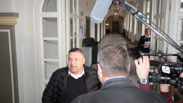 Stellungnahme: Necati Aydin, Mitglied des Herforder Ditib-Vorstandes, steht ARD-Mitarbeitern im Rathaus Rede und Antwort. - &copy; Jobst L&uuml;deking