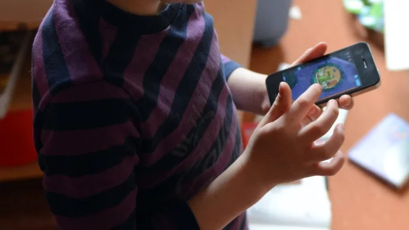 Kind mit Smartphone - &copy; Foto: Jens Kalaene/dpa-Zentralbild