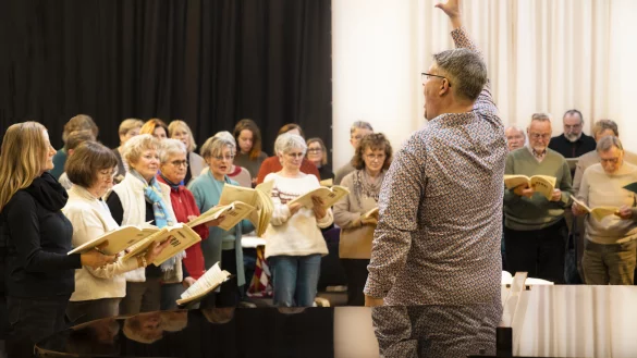 Noch wird intensiv geprobt: Dirigent und Chorleiter Prof. Florian Ludwig gibt deutliche Zeichen auf dem Weg zur Auff&uuml;hrung von Verdis Messa da Requiem. - &copy; Eva Maria Richter