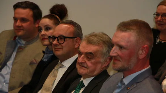 Minister Herbert Reul (zweiter von rechts), eingerahmt von Lemgos CDU-Parteichef Steven Grimshaw (rechts) sowie Bürgermeister Markus Baier und dessen Frau Maike. Ganz links, aber bekanntlich nicht ganz links: CDU-Kreisparteivorsitzender Lars Brakhage. - © Martin Hostert