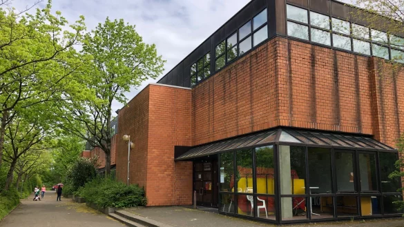 Die Halle Aspe soll im Erdgeschoss um einen Verkaufsladen mit Theke und K&uuml;che erg&auml;nzt werden. Dort, wo auf dem Foto die Fenster zu sehen sind, sollen Besucher von Sportveranstaltungen, wie zum Beispiel die Fans von Handball Bad Salzuflen, k&uuml;nftig verk&ouml;stigt werden.&nbsp; - &copy; Archiv: Thomas Reineke