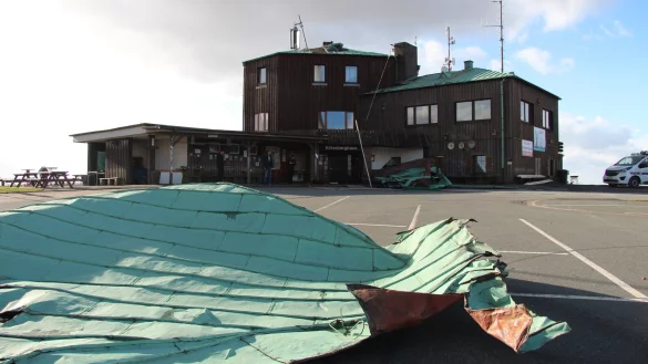 Der Sturm r&auml;umte gestern gro&szlig;e Teile der Kupferabdeckung vom K&ouml;terberghaus. - &copy; Silke Buhrmester