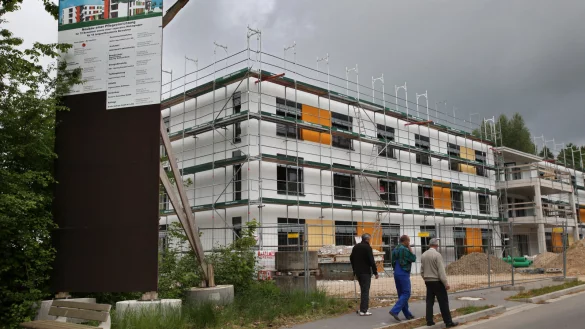 Schwarze Fl&auml;che: Auf der Baustelle steht noch das alte Schild, aber alle Hinweise auf M&uuml;ller Bau sind abgedeckt. Nach der Insolvenz hat der Kreis Lippe die Gewerke neu vergeben. - &copy; Preuss