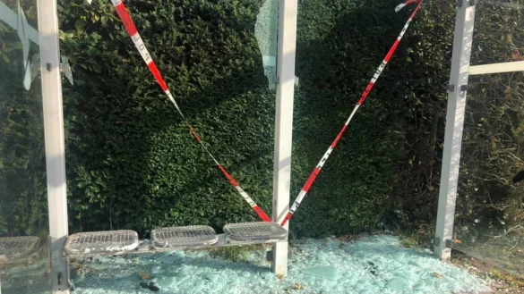 Zerst&ouml;rte Bushaltestelle in Remmighausen. - &copy; Facebook/Lena Schulz