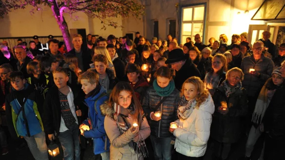 Jung und Alt: Sch&uuml;ler gestalten die Gedenkfeier zur Pogromnacht am Frenkel-Haus. - &copy; Nicole Ellerbrake