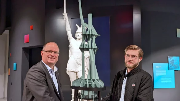 Im Hermanneum übergibt Philipp Rummeling (rechts) das Miniaturmodell der Innenkonstruktion des Hermannsdenkmals an Arne Brand (Leiter der Zentralen Infrastruktur). - © LVL