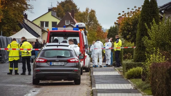 Die Spurensicherung ist am Amselweg im Einsatz. - &copy; Freitag-TV