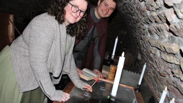 Freya Postert und Robin Schnurbusch f&uuml;hren mutige G&auml;ste in den neuen Ottenhausener Escape-Room. Dort warten knifflige Aufgaben. - &copy; Madita Schellenberg