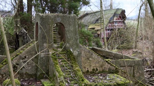 Nur noch ein Abklatsch: Die Natur hat sich den einstigen Vergn&uuml;gungspark l&auml;ngst erobert. Dies sollte ein Modell des Mondtempels des Gottes Sin aus dem alten Orient sein, der heute von Moos &uuml;berwachsen ist. - &copy; Preuss