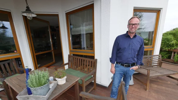 Heinz Blome steht auf der heimischen Terrasse, die er selbst gebaut hat. Solche Do-it-yourself-Projekte erden ihn.&nbsp; - &copy; Jost Wolf