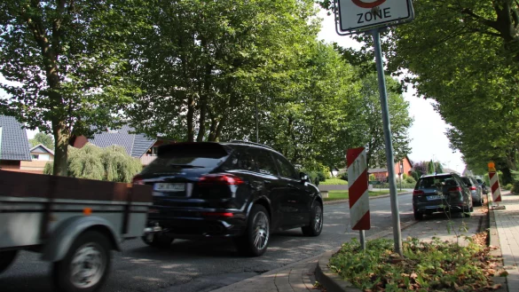 In der Reinickendorfer Stra&szlig;e darf maximal Tempo 30 gefahren werden. Ein Anwohner meint, dass sich die Autofahrer nicht ans Tempolimit halten. Die Polizei stellt kaum Verst&ouml;&szlig;e fest. - &copy; Silke Buhrmester