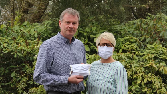 Das Ehepaar Diana und Alexander Vorndamme zeigen den entwickelten Nasen-Mundschutz aus ihrer Firma in Horn-Bad Meinberg.
  Foto:  - © Nils Brandes, isotemp