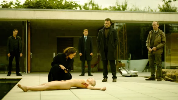 Die Ermittler Brettschneider (Marc Hosemann, l.) und K&ouml;hler (Juergen Maurer, 2.v.r.) sowie Staatsanwalt Gr&uuml;nberg (Wotan Wilke M&ouml;hring, 3.v.r.) untersuchen mit Profilerin Nadja Simon (Friederike Becht, 2.v. l.) den Tatort und das Opfer. - &copy; ZDF/Jakub Bejnarowicz