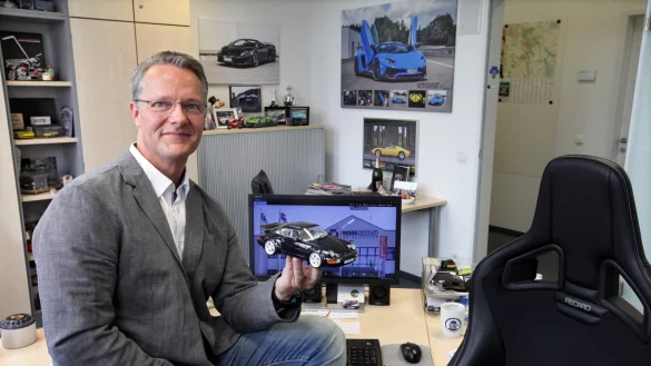 Leidenschaft f&uuml;r Messen und Motoren: Den 964er Porsche, den Andreas Reibchen in der Hand h&auml;lt, besitzt der Sportwagenfan auch in gro&szlig;. - &copy; Bernhard Preuss