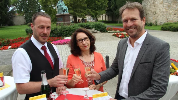 Freuen sich auf das baldige Fest: (von links) Maik Sander vom Museumhsof Senne/Historisches Gasthaus Buschkamp als Neu-Gastronom auf Lippe Kulinarsich, Mit-Organisatorin Astrid Illers von Stadtmarketing und Veranstalter Christian Schneider. - © Foto: Sven Koch