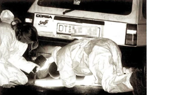 Die Spurensicherung in der Nacht des 20. Oktobers 2004 am Tatort in Bielefeld. - © Archivfoto: LZ