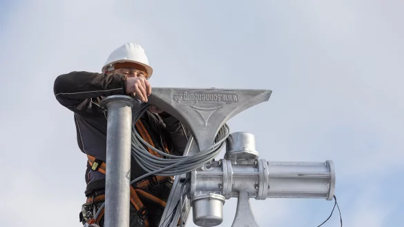 Ein Monteur der Firma Sonnenburg Electronic AG befestigt eine neue Sirene auf dem Dach des Bildungshauses Weerth-Schule. Seit 2016 sind im Stadtgebiet weitere Anlagen installiert worden. - &copy; Archivfoto: Torben Gocke
