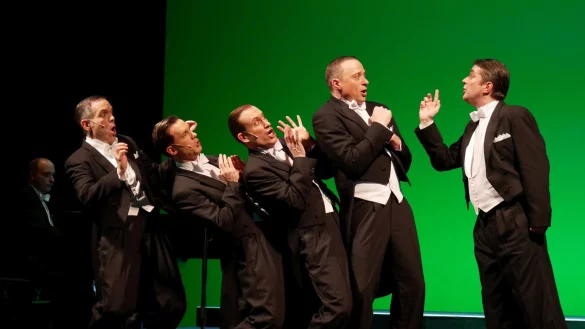 Witzig inszeniert: In &bdquo;Mein kleiner gr&uuml;ner Kaktus" beschwert sich &bdquo;Herr Krause vom Nachbarhause" alias Stephan Clemens (rechts). Mit im Bild (von links): Pianist Ralf Schurbohm, Bj&ouml;rn Christian Kuhn, Markus Schneider, G&ouml;tz van Ooyen und Klaus Philipp. - &copy; Thomas Kr&uuml;gler