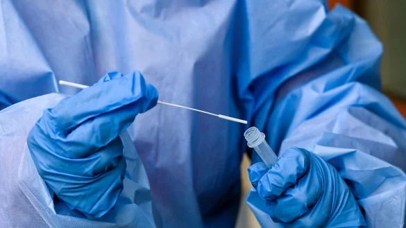 Corona-Test - &copy; Foto: Jens Kalaene/dpa