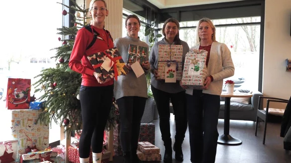 Es freuen sich (von links) Frederike Pook und Alanah Doden vom TV Lemgo und Sabine Rossbach und Sigrun Stockmann-Sch&auml;fers vom Kinderschutzbund Lemgo. - &copy; TV Lemgo